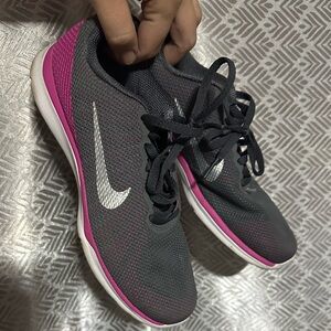 EUC Women’s Nike TR 6 shoe - size 6